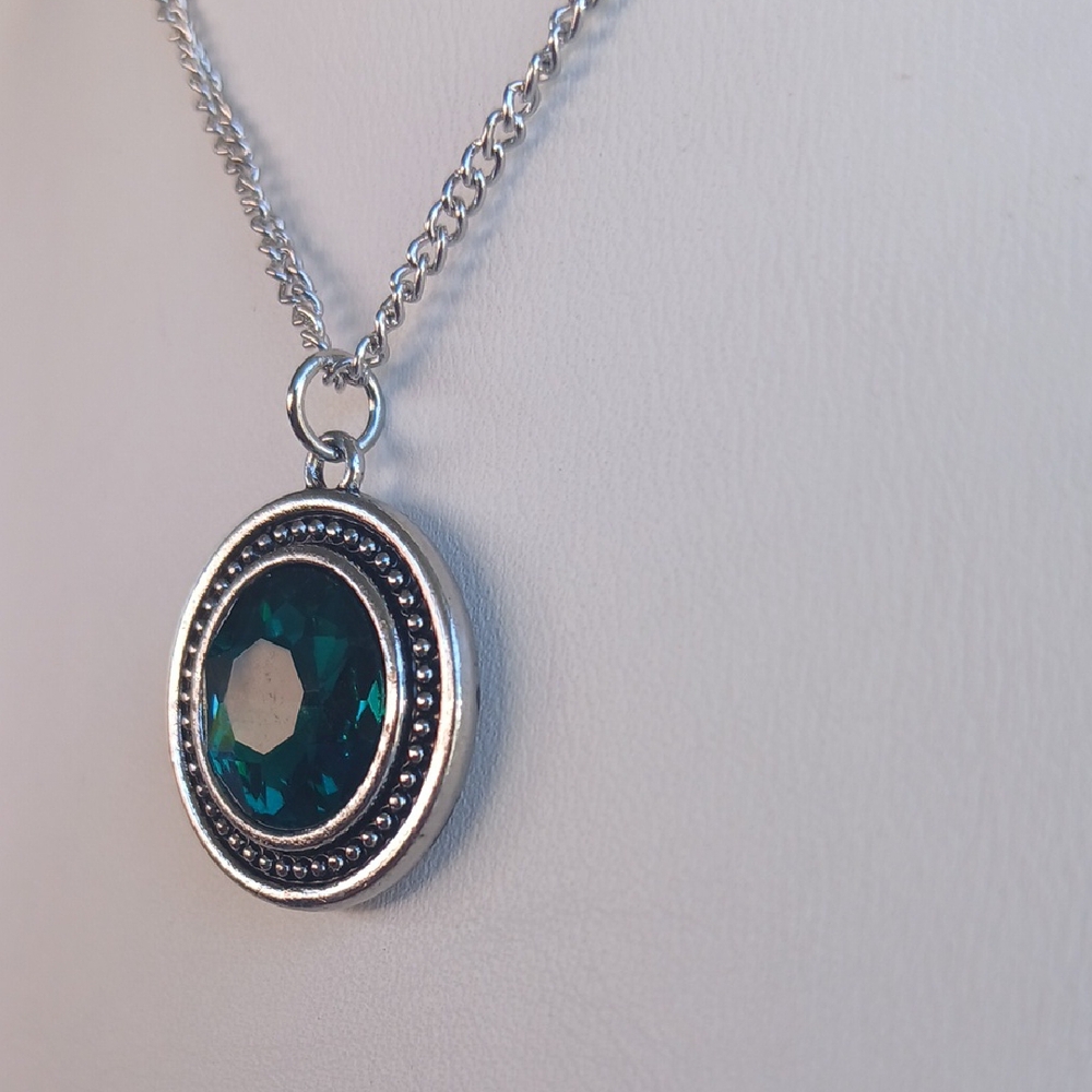 Paparazzi Silver Green Necklace with Elegant Pendant - Picture 3 of 6
